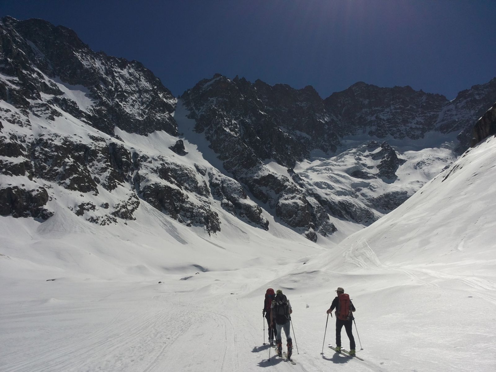 3 skieurs au niveau des sources de la Romanche devant le couloir Nord de la Roche Faurio