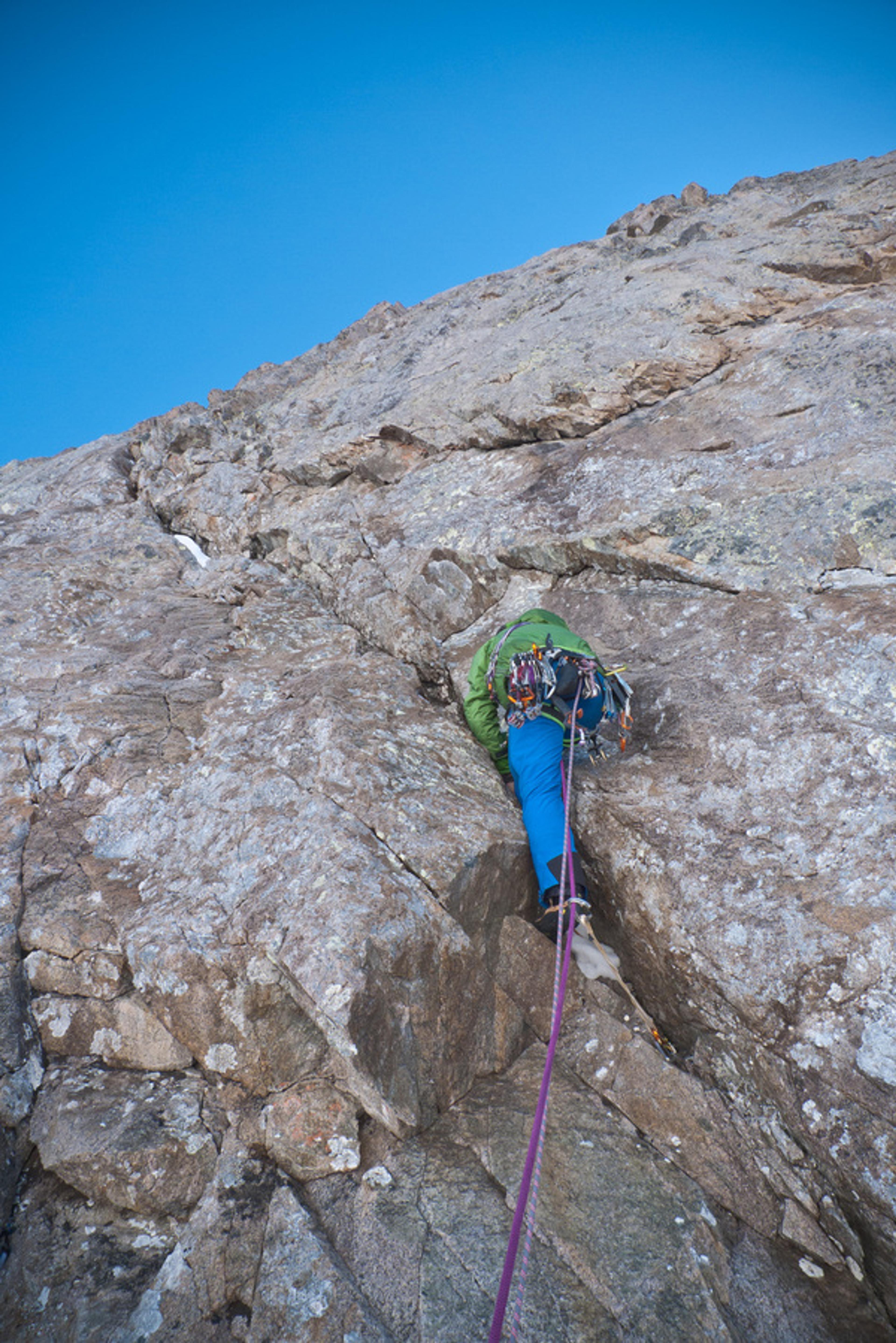 Pic sans Nom - Cambon Francou - Dans la fissure cheminée de 80m, ça grimpouille!