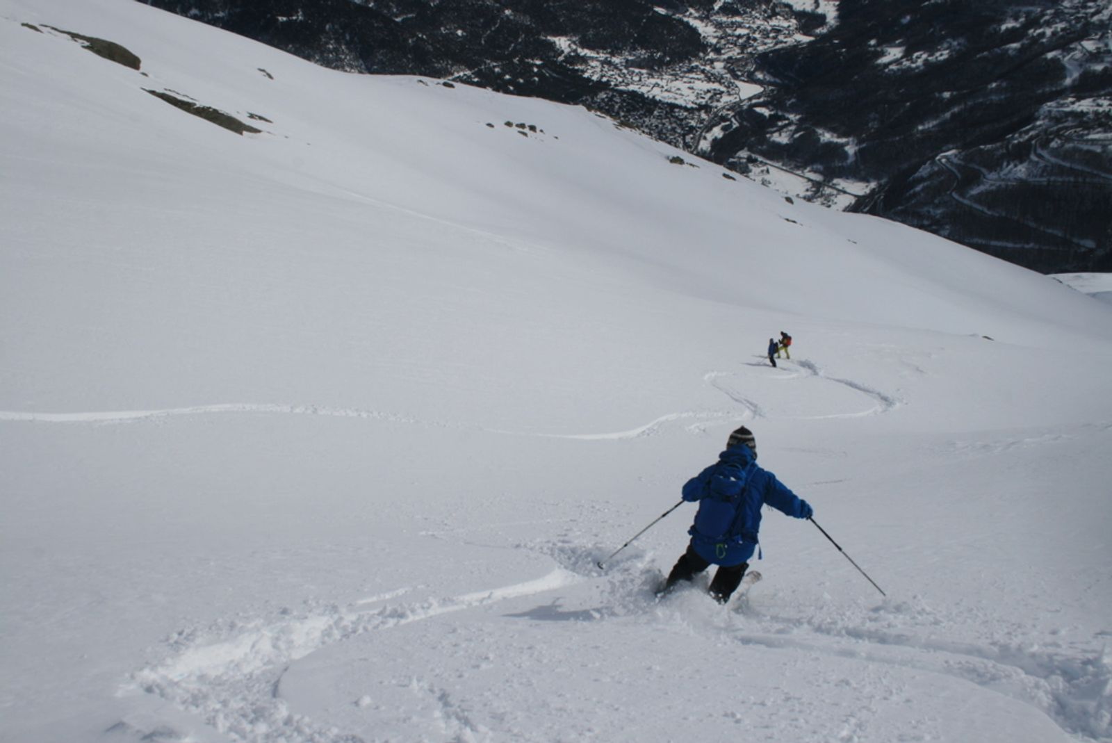 Deux skieurs descendant une pente ouverte sous la Blanche.
