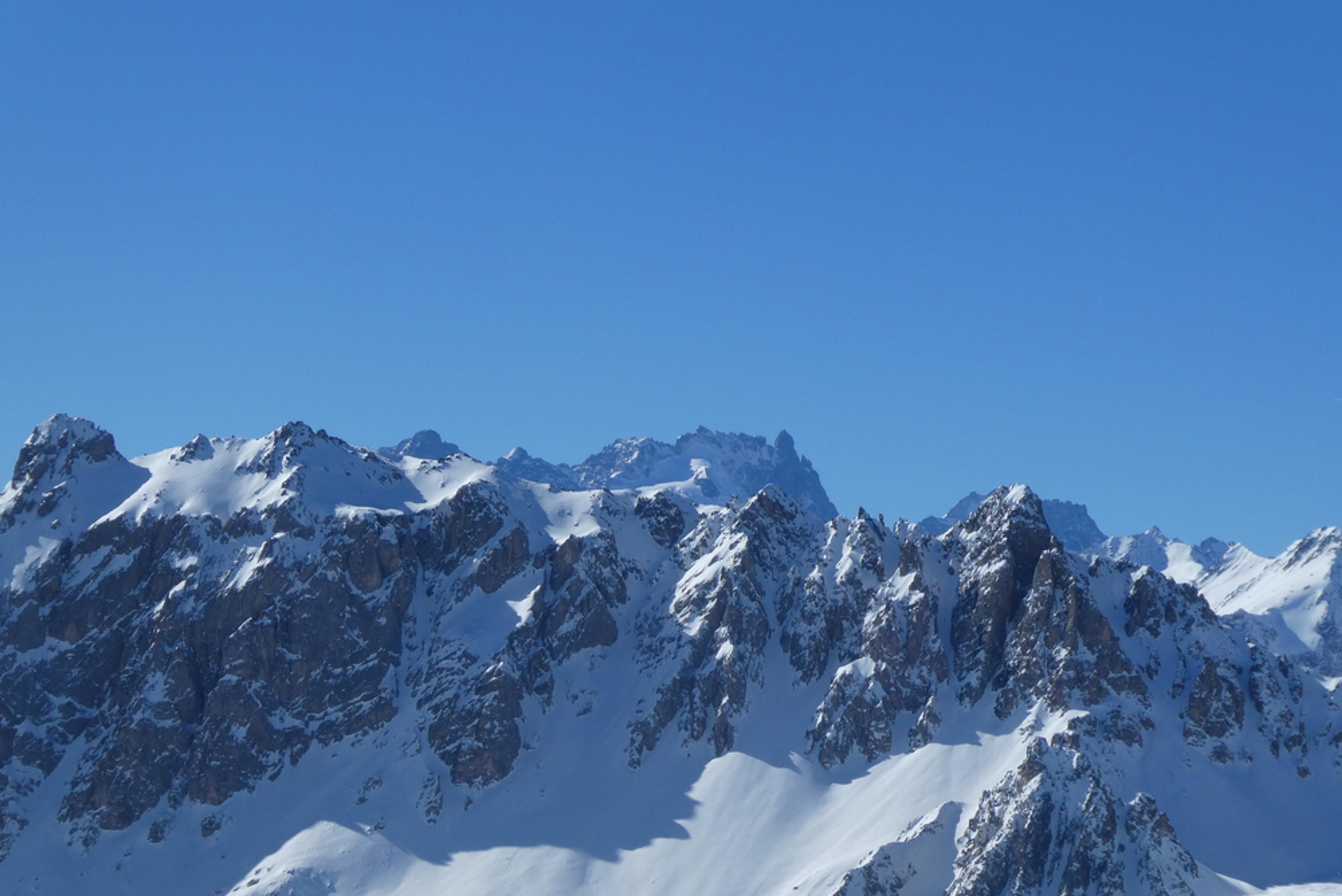 Refuge Terre rouge -Au loin la Meije