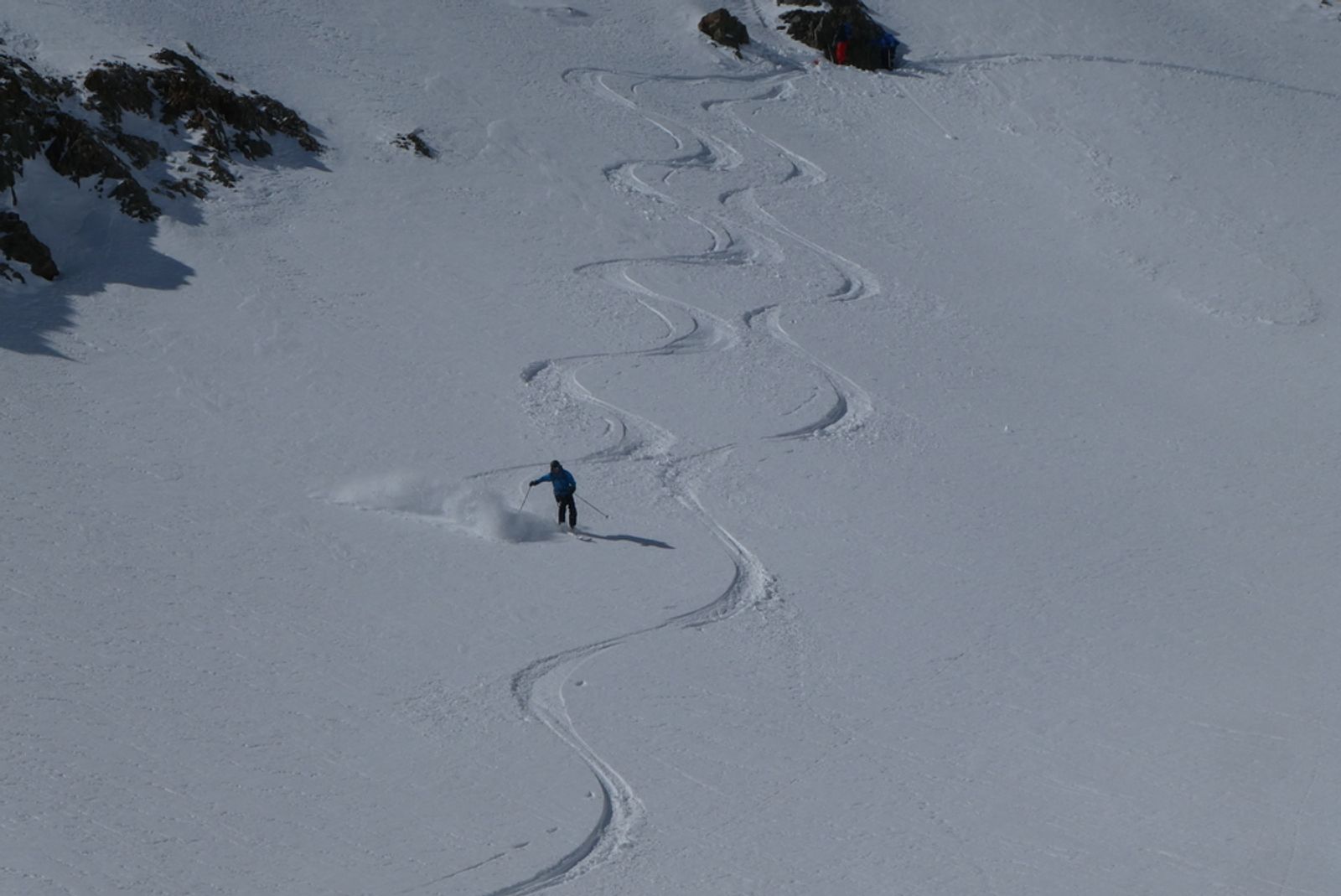 Skieur en train de tracer la poudreuse