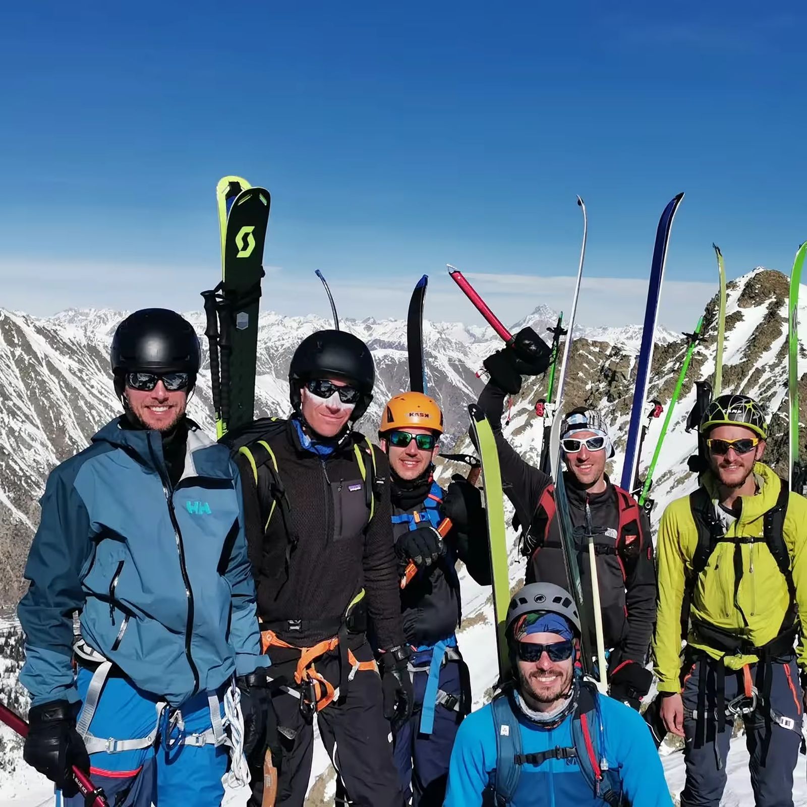Groupe de skieurs posant sur une crête pendant un raid dans le Mercantour