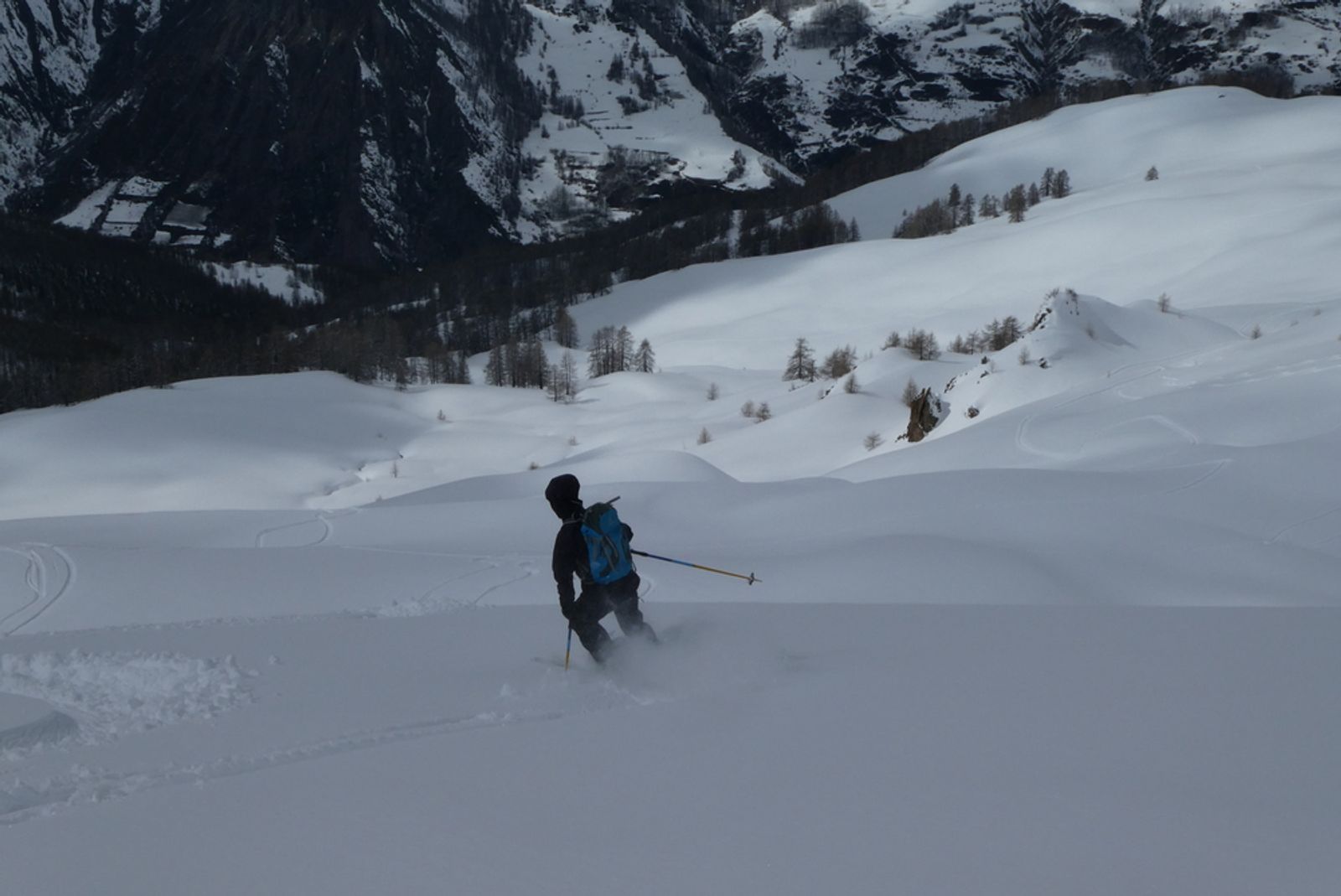 Laurence fait les premières traces sous le col de Mirandol