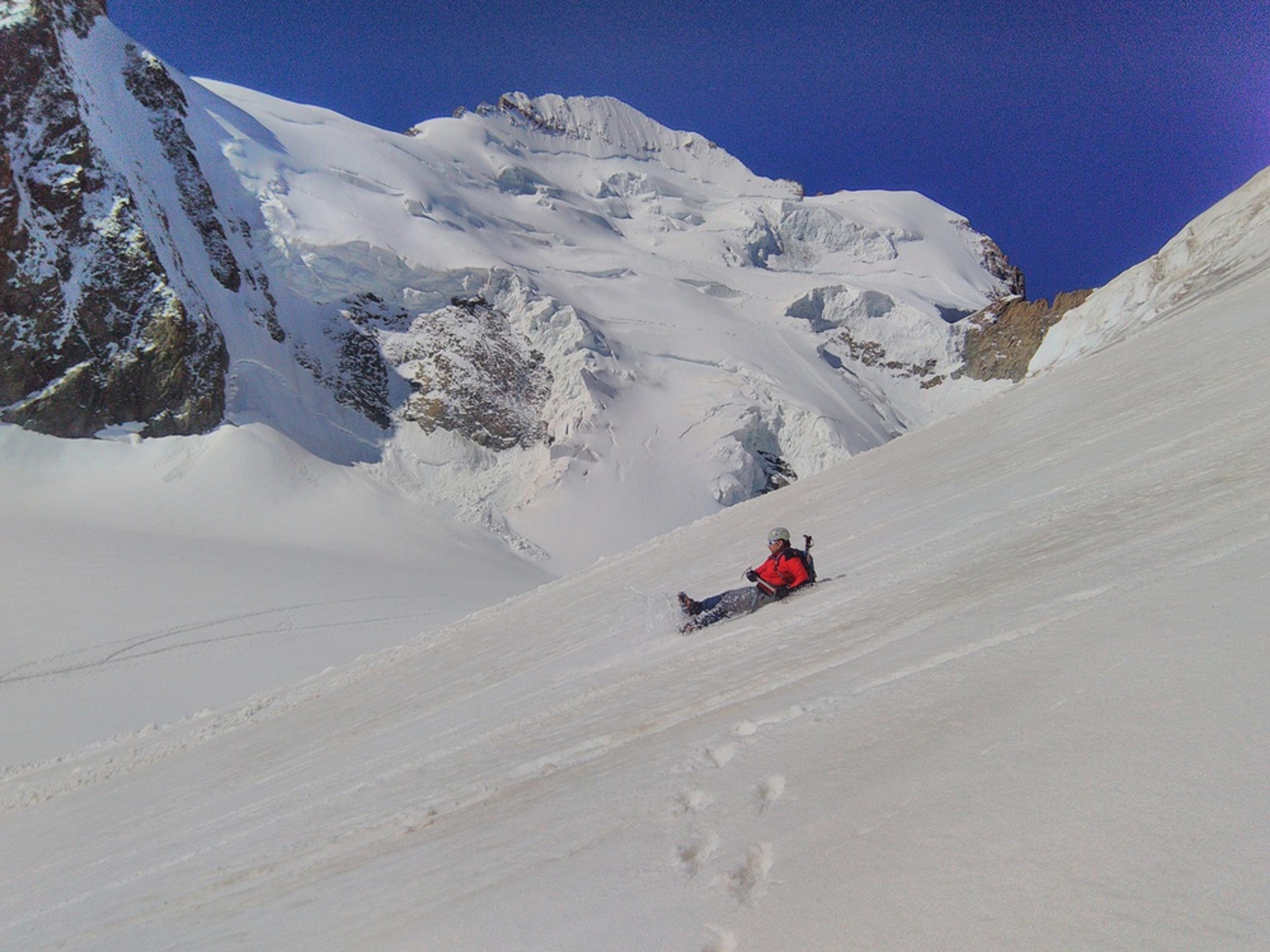 Initiation Alpinisme - Descente sur les fesses devant le dôme