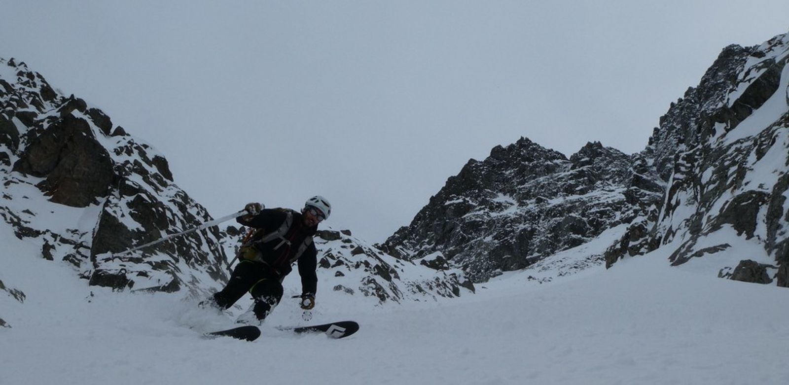 Skieur lancé dans la descente du couloir de No Fiesta