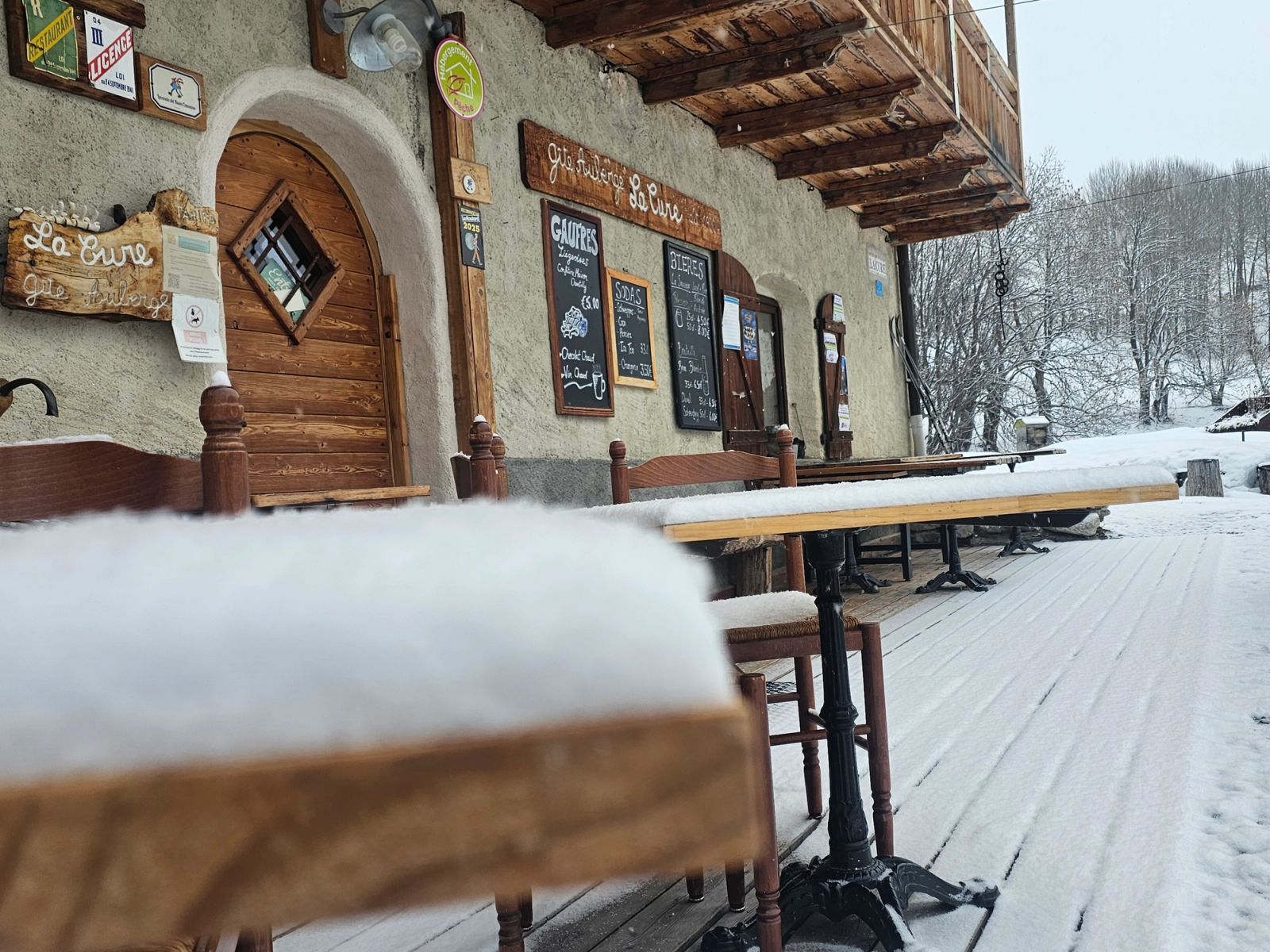 5 cm de neige fraîche sur les tables du gîte de la Cure Maljasset