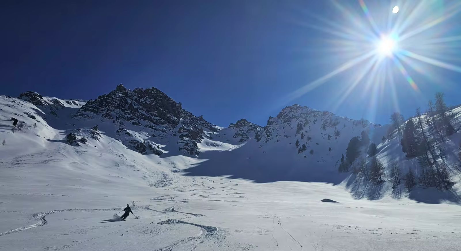 Skieur en train de tracer les pentes sous un des couloirs de l'Eyssilloun