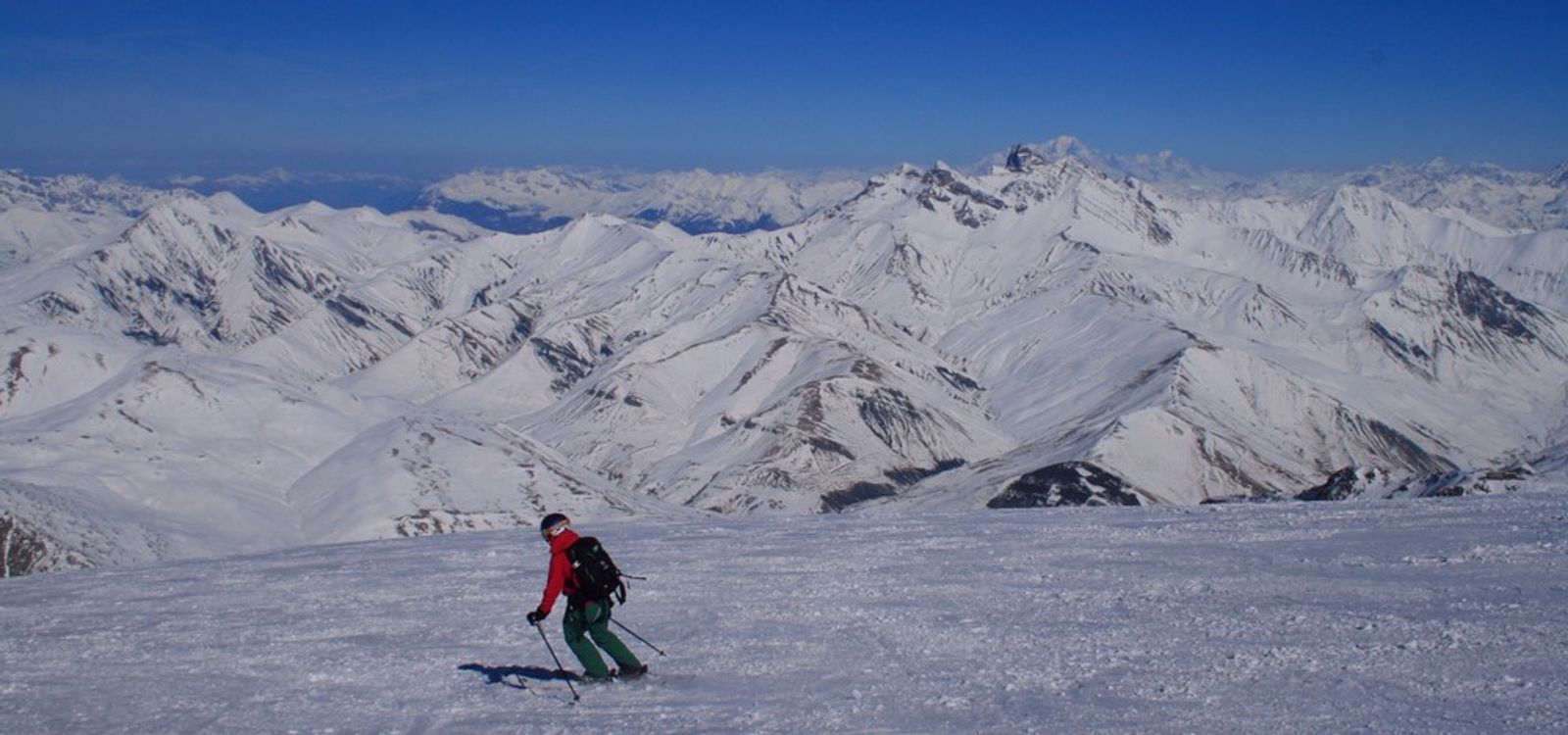 Descente sur le glacier de la Girose avec le Mont-Blanc à l’horizon.