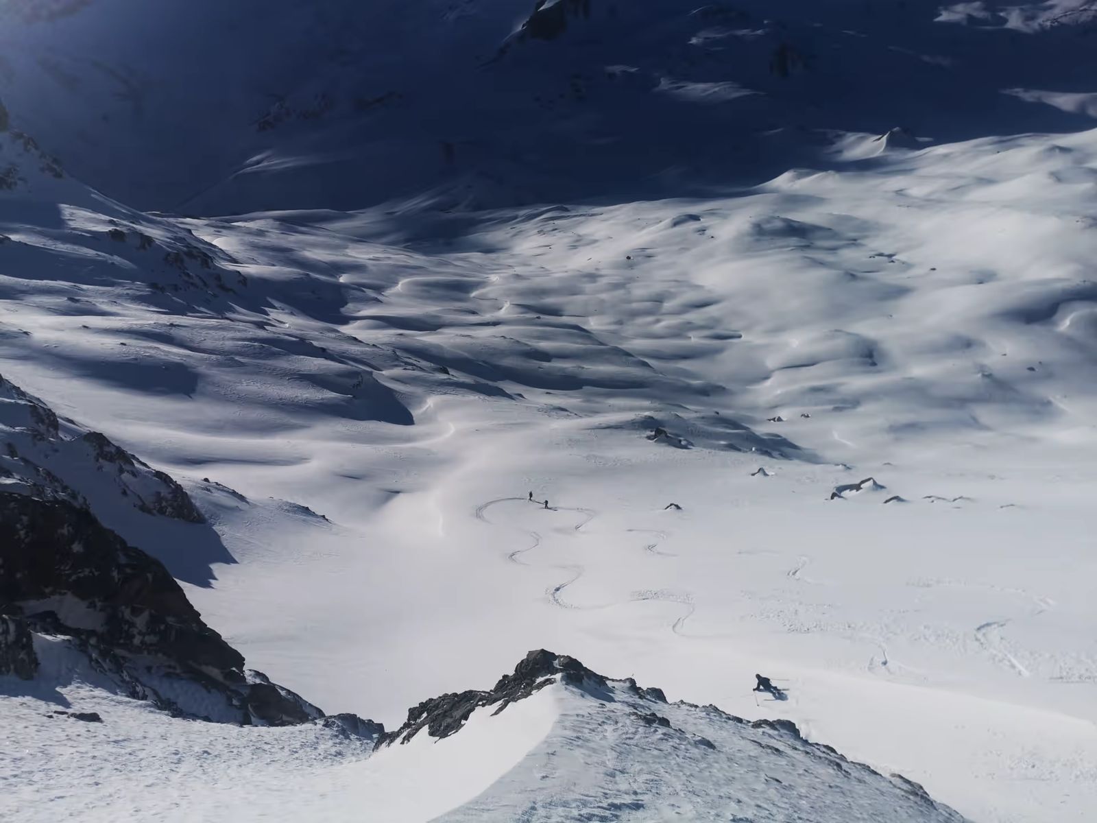 Descente à ski dans un vallon enneigé et sauvage du massif des Cerces