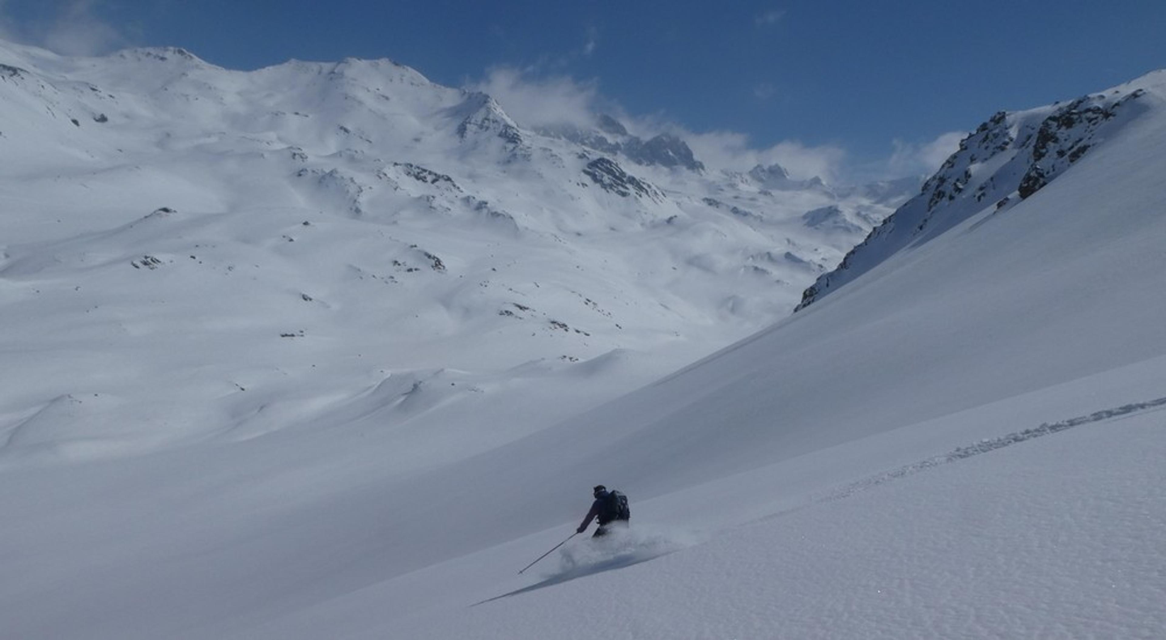 Ski rando terre rouge - Vers la Pissine - David honore cette vierge poudreuse
