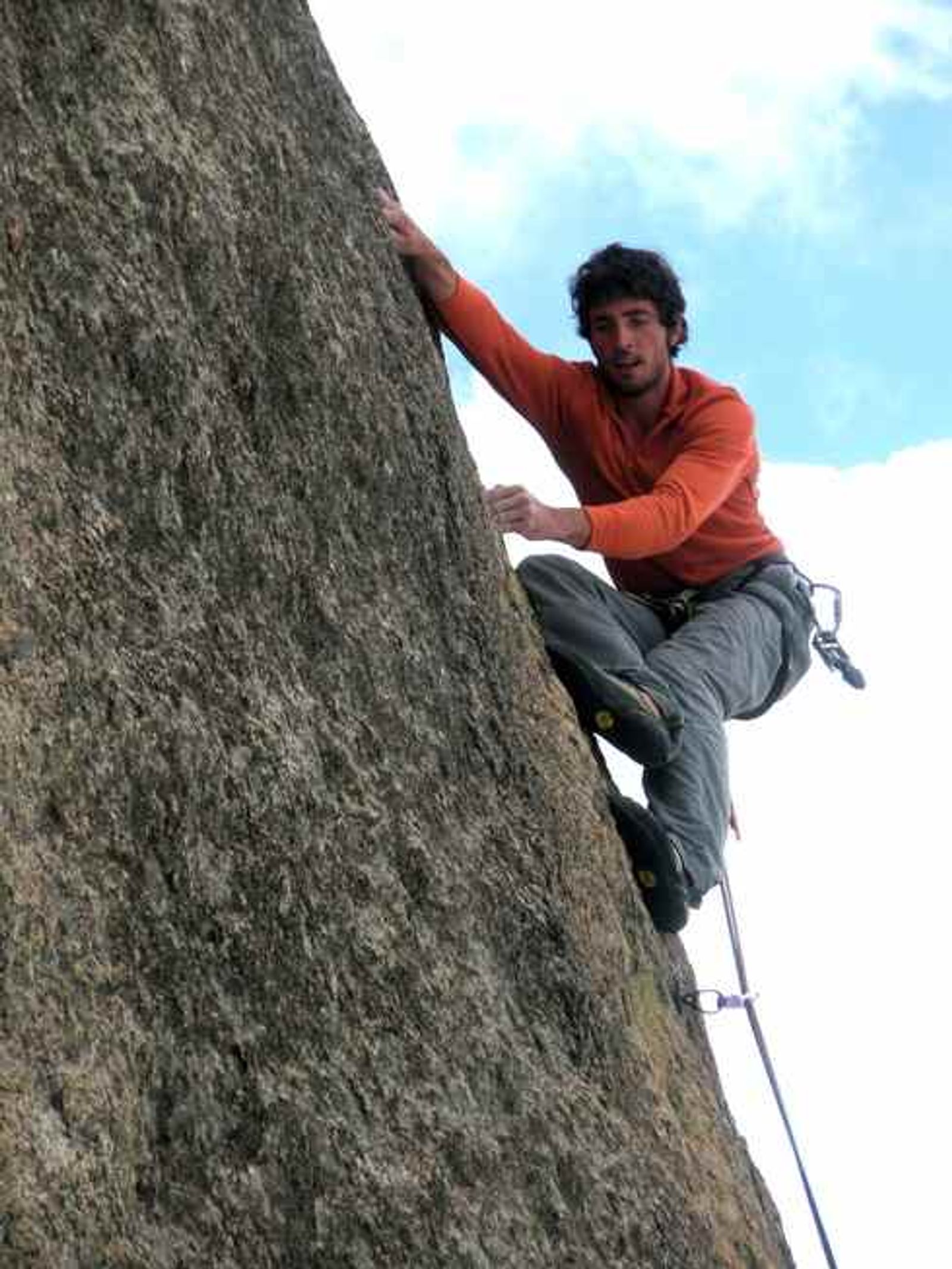 Alpiniste dans une geule du diable 6c