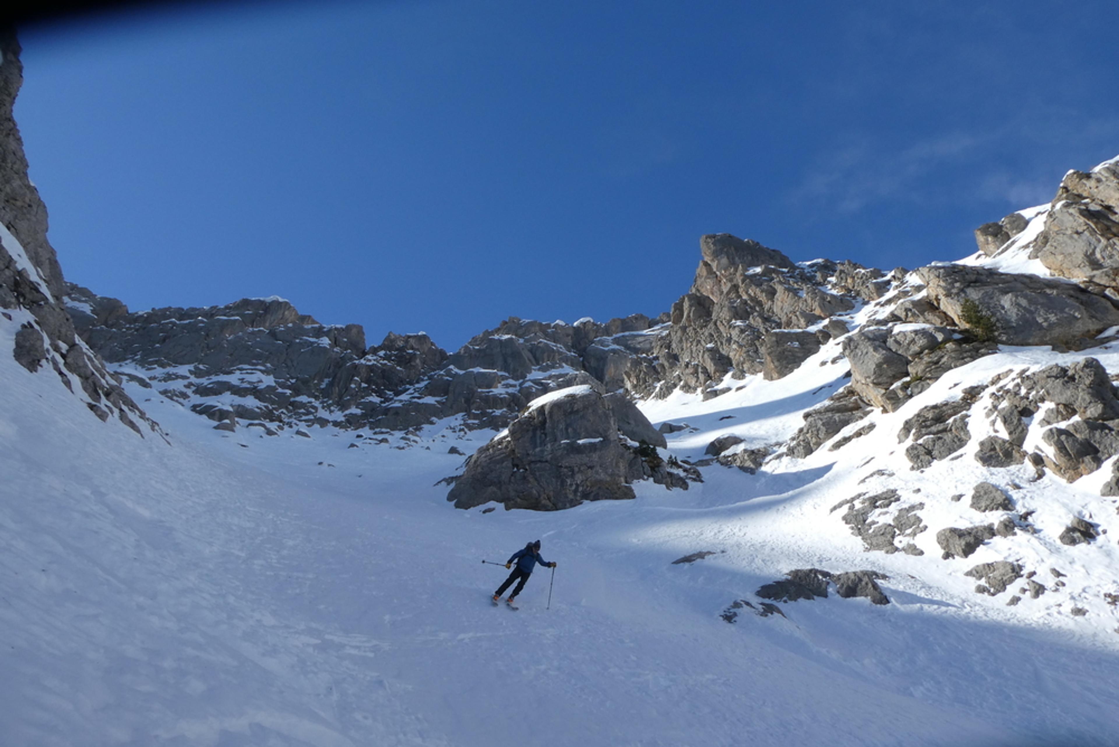 Aiguillas - Ski de rando - Dans le large couloir