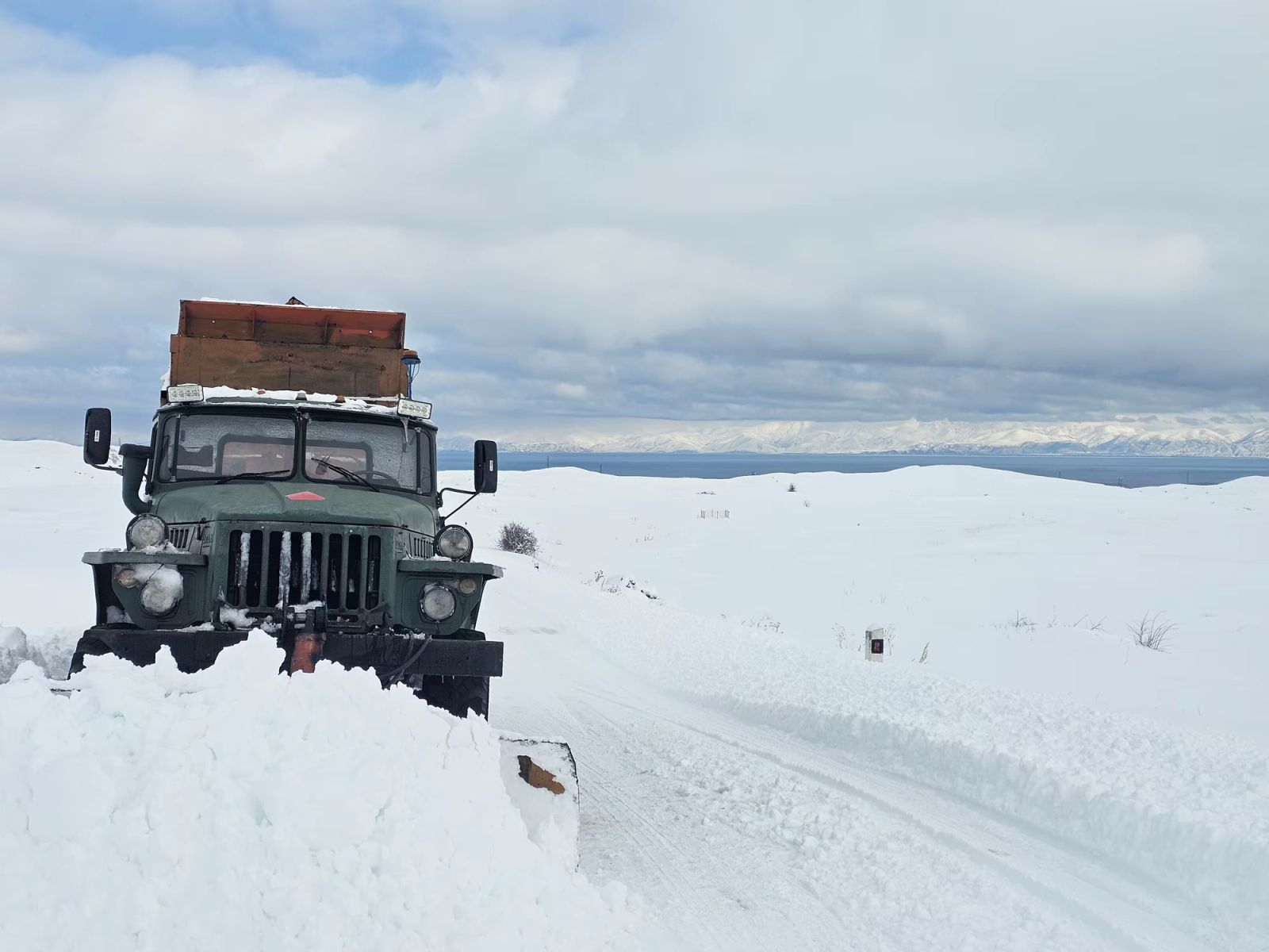 Le chasse neige arrêté sur une petite route en Arménie