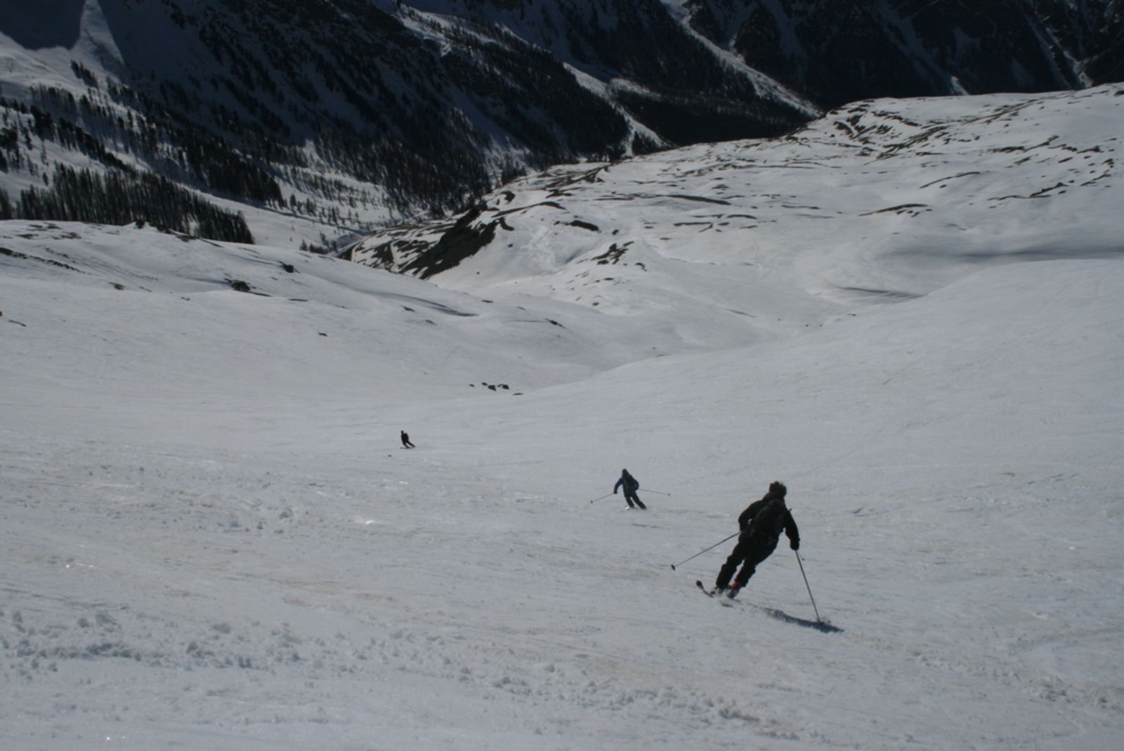 Skieur dans la neige de printemps sous le Pic Traversier lors du premier jour de raid à ski dans le Queyras