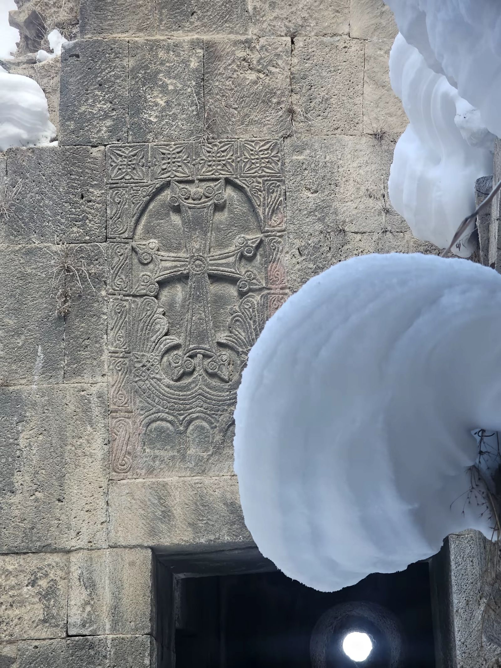 Détail d'un monastère perdu dans la campagne en Arménie, avec de la neige