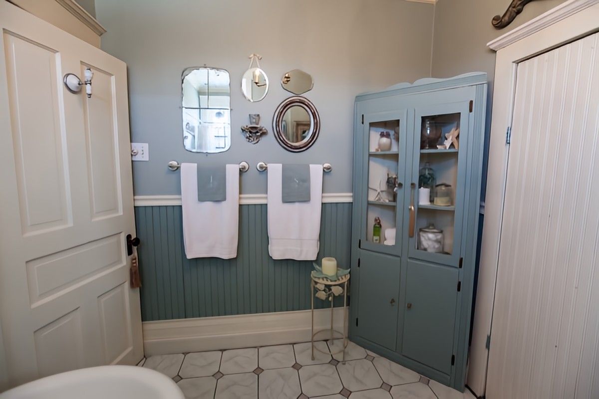 Vintage Bath by Jennifer Ryan Design