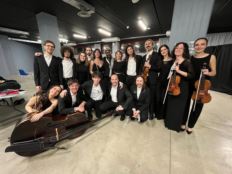 Alessandro Trabace violinista della Heritage Orchestra per la data italiana del Lux Tour 2026 di Rosalia