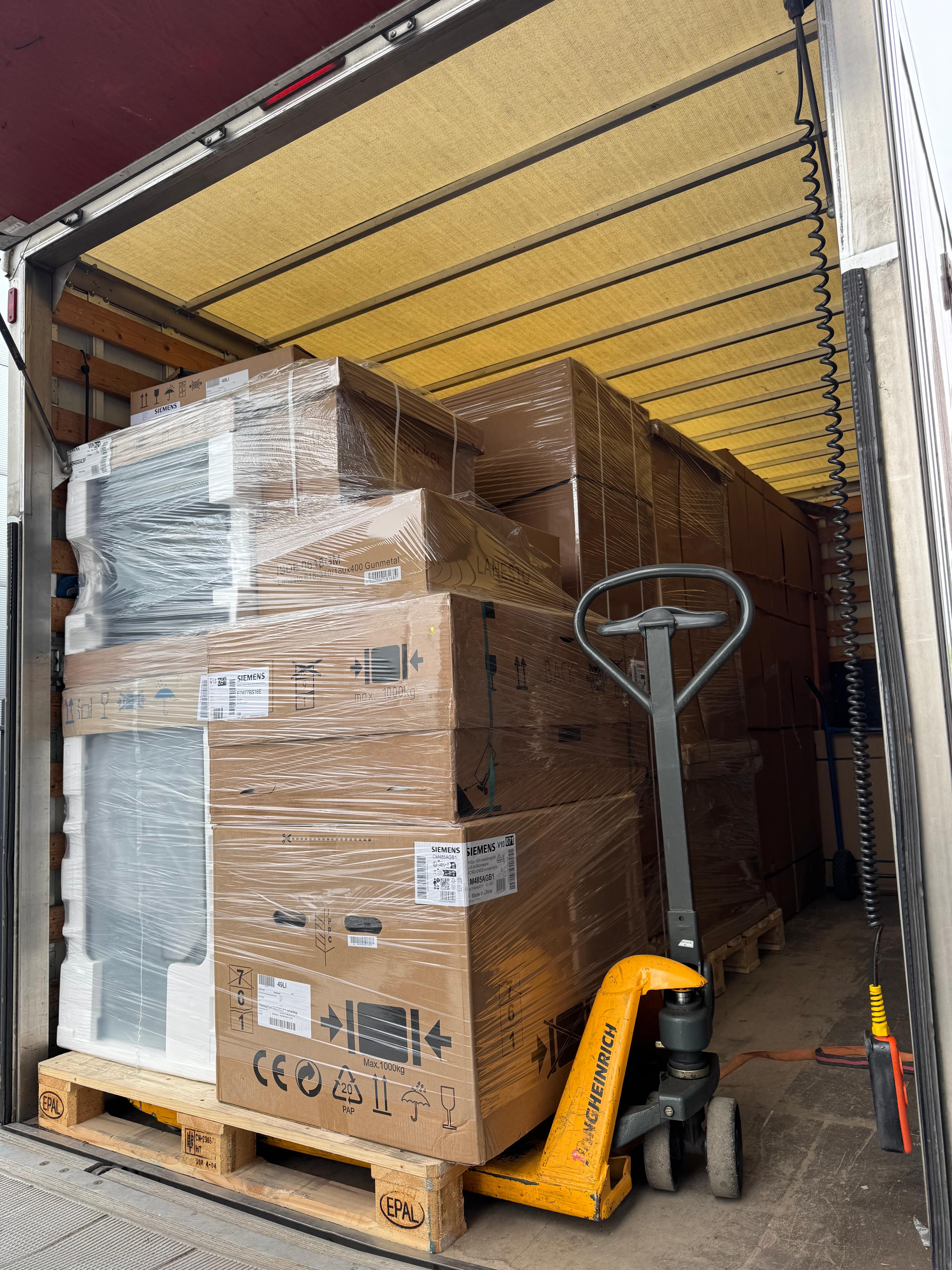 Pallet met goederen aan het uitladen
