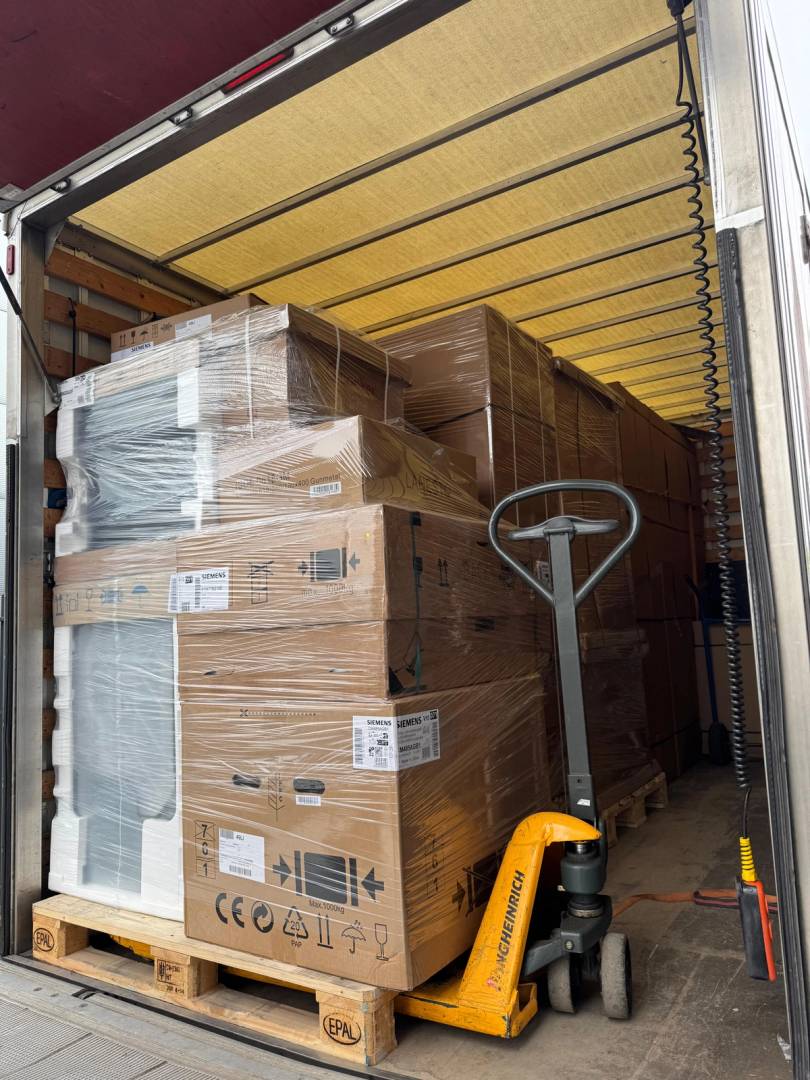 Transportbus aan het uitladen