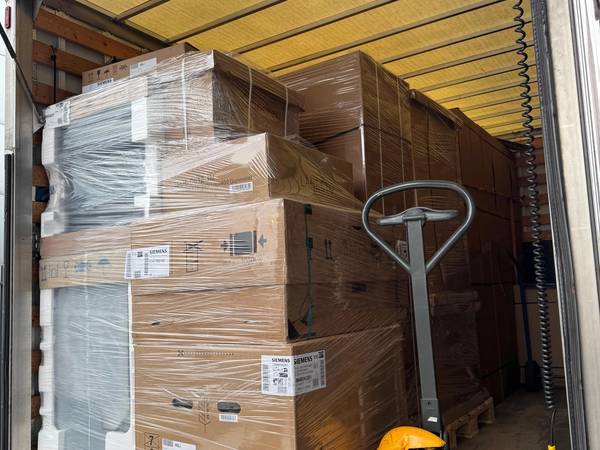 Pallet met goederen aan het uitladen