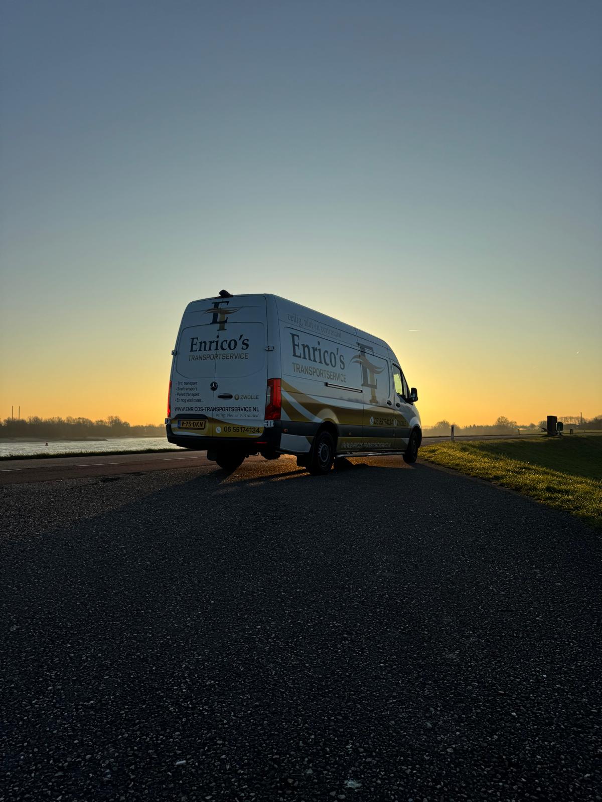 Transportbus bij zonsopgang