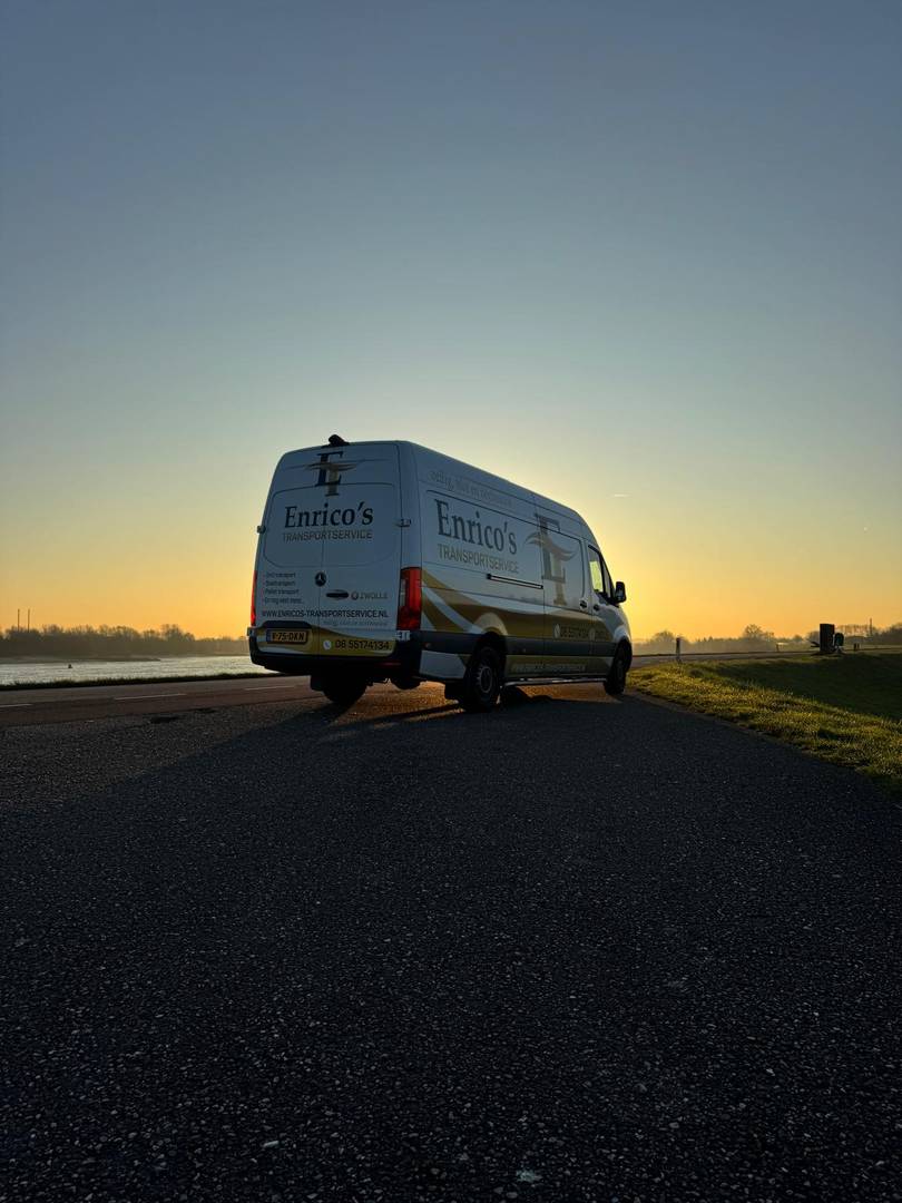 Transportbus bij zonsopgang