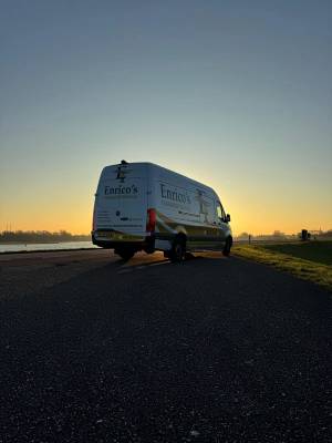 koeriersbus bij zonsopkomst
