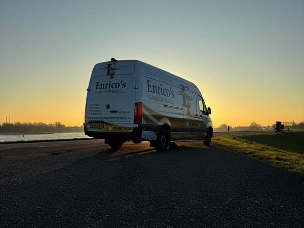 Transportbus bij zonsopgang