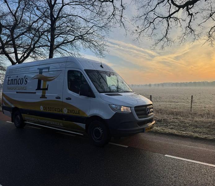 Enrico's transportservice bestelbus bij zonsopgang