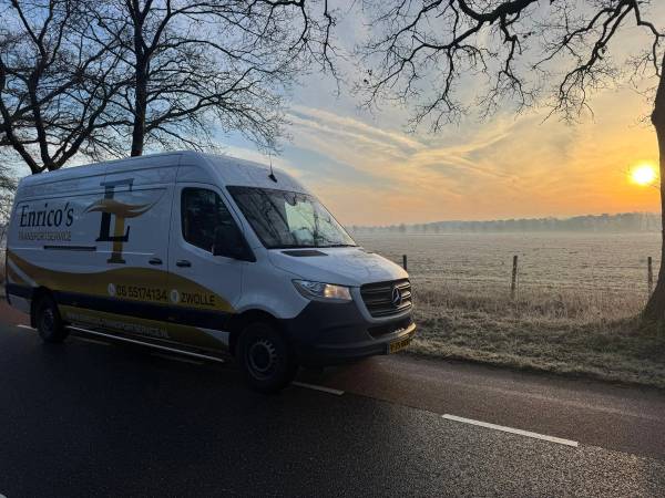 Transportbus op de weg met zonsopgang op de achtergrond