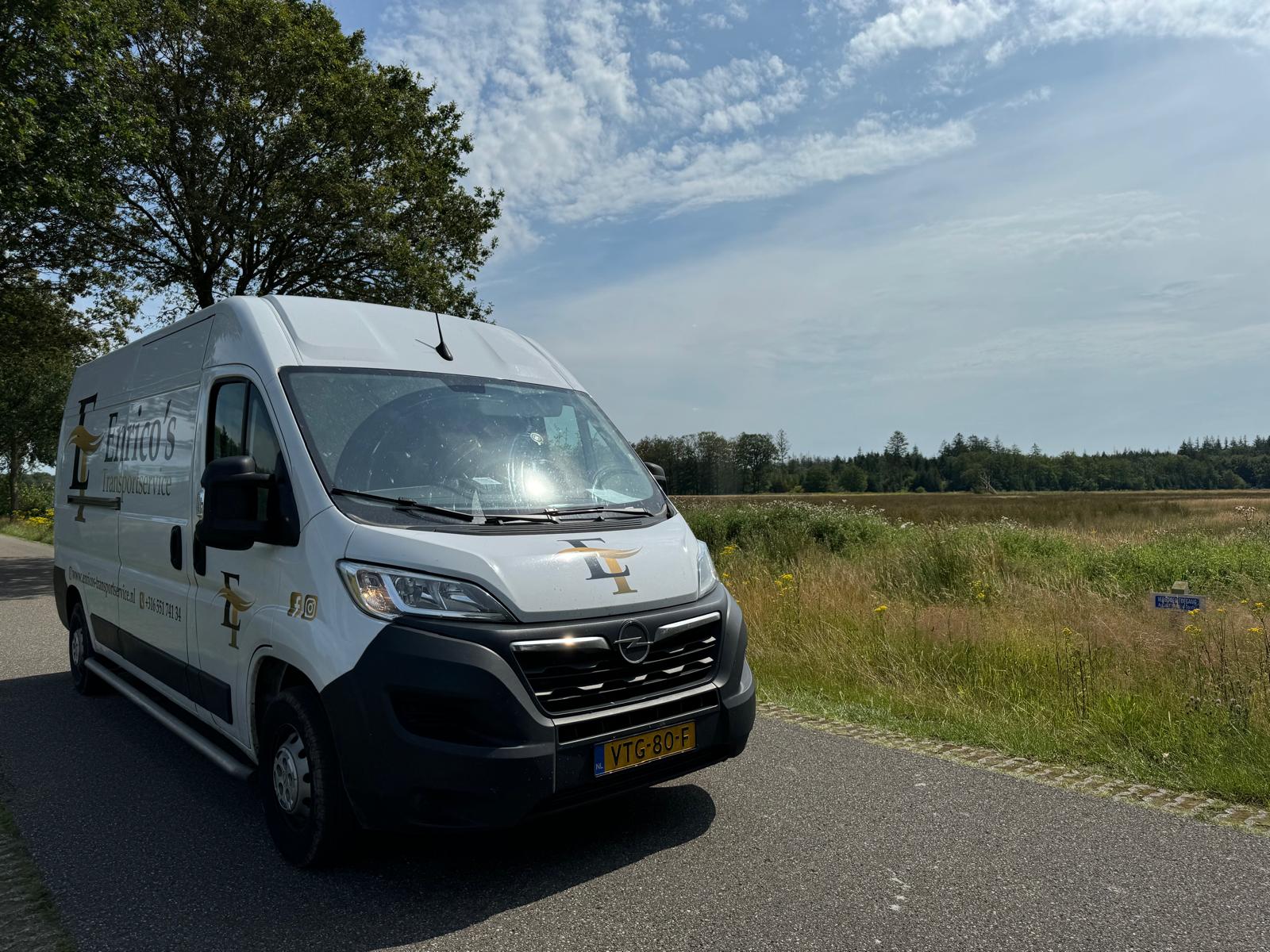 Transportbus onderweg voor een klant