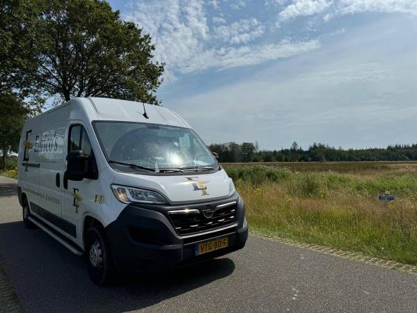 Transportbus onderweg voor een klant