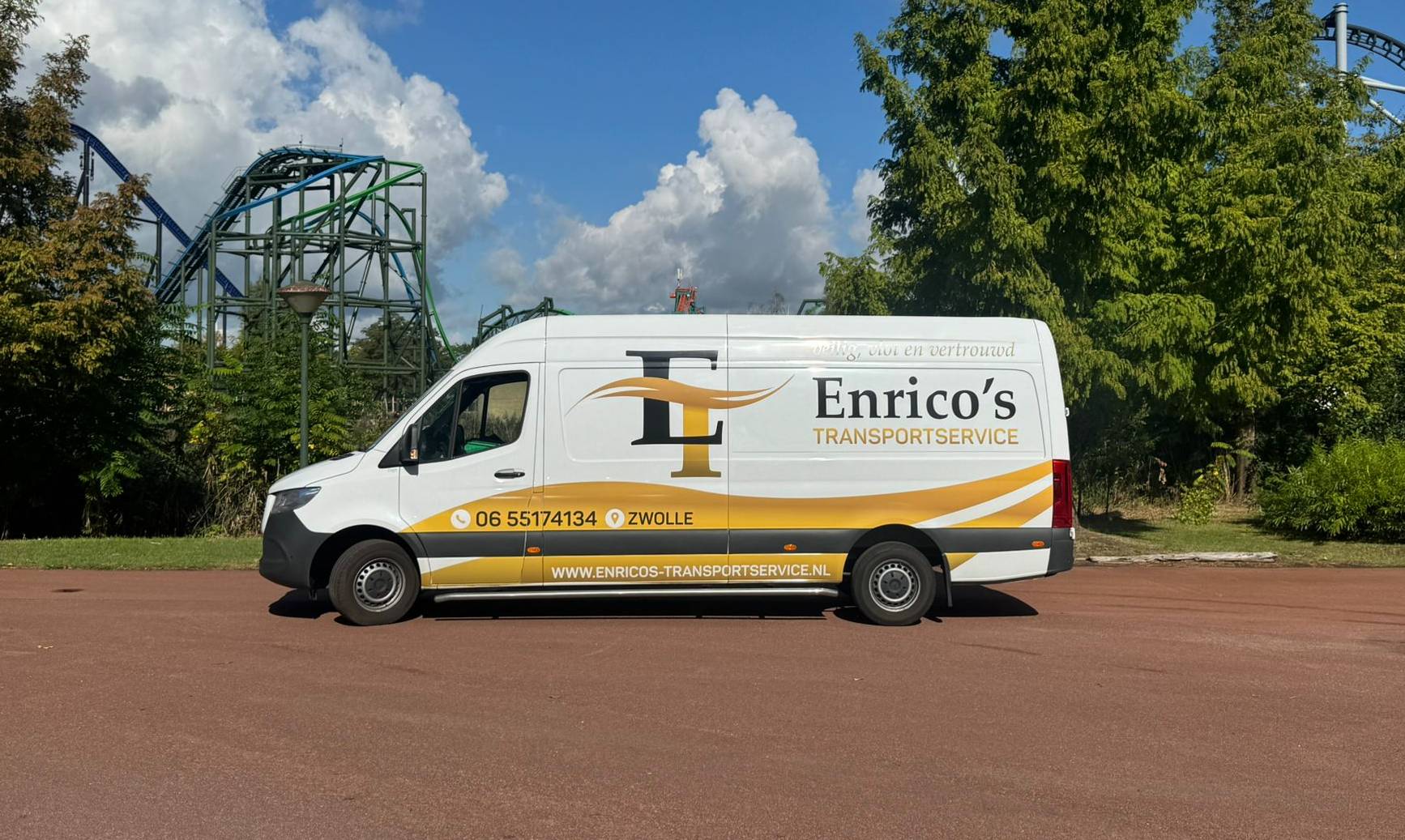 Enrico's transportservice bestelbus met achtbaan op de achtergrond.