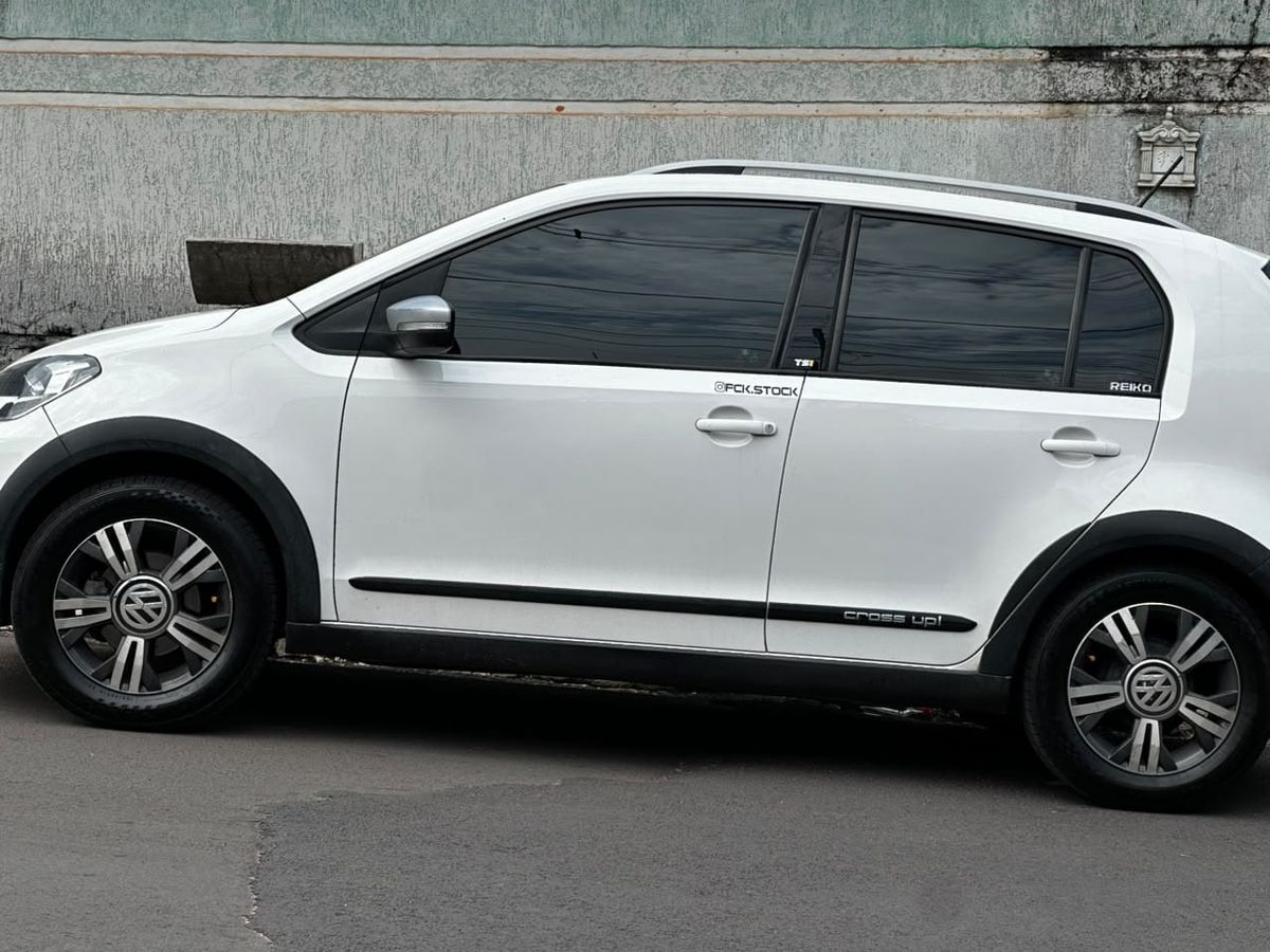 Volkswagen Cross Up! TSI branco, de lado, estacionado na rua