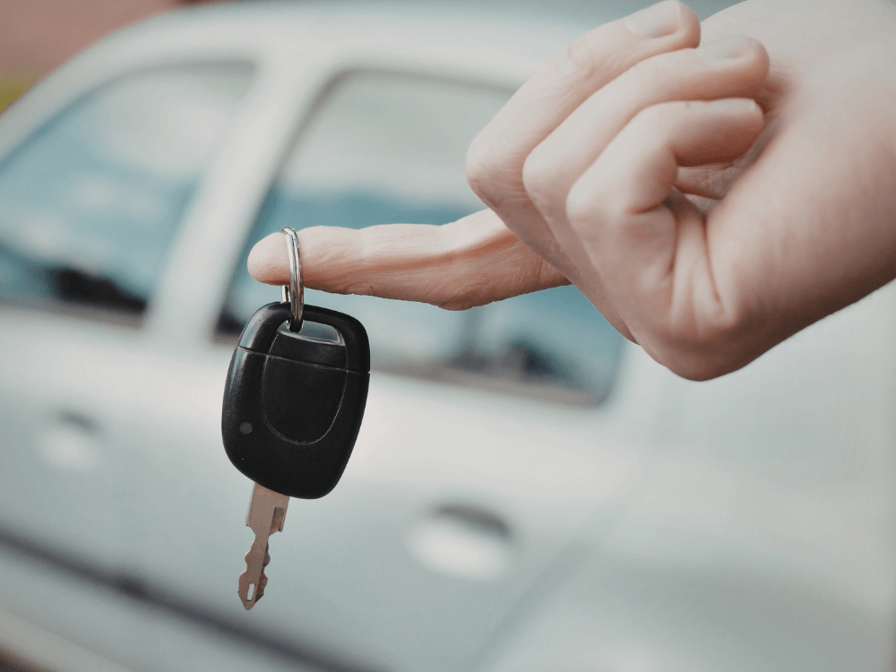 Mão segurando uma chave de carro