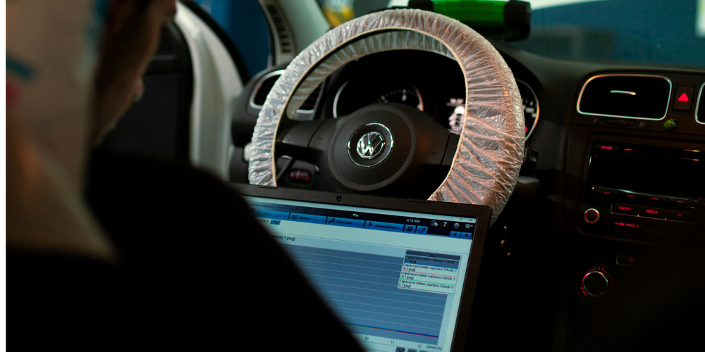 Diagnóstico eletrônico automotivo com scanner dentro do carro, identificando falhas ocultas no sistema antes da compra de veículo usado