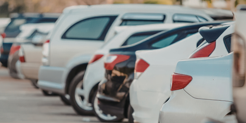 Carros estacionados em fila, destacando diferentes modelos e cores, representando variedade de veículos, comparação e opções no mercado automotivo