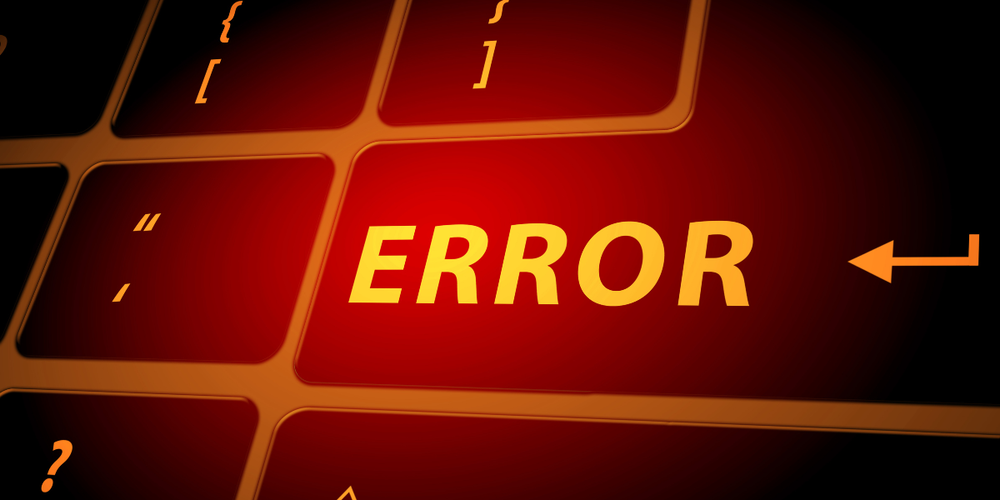 Imagem macro de um teclado escuro com luz quente, focando na tecla "ERROR" como metáfora para interrupções de sistema, bugs ou cibersegurança.
