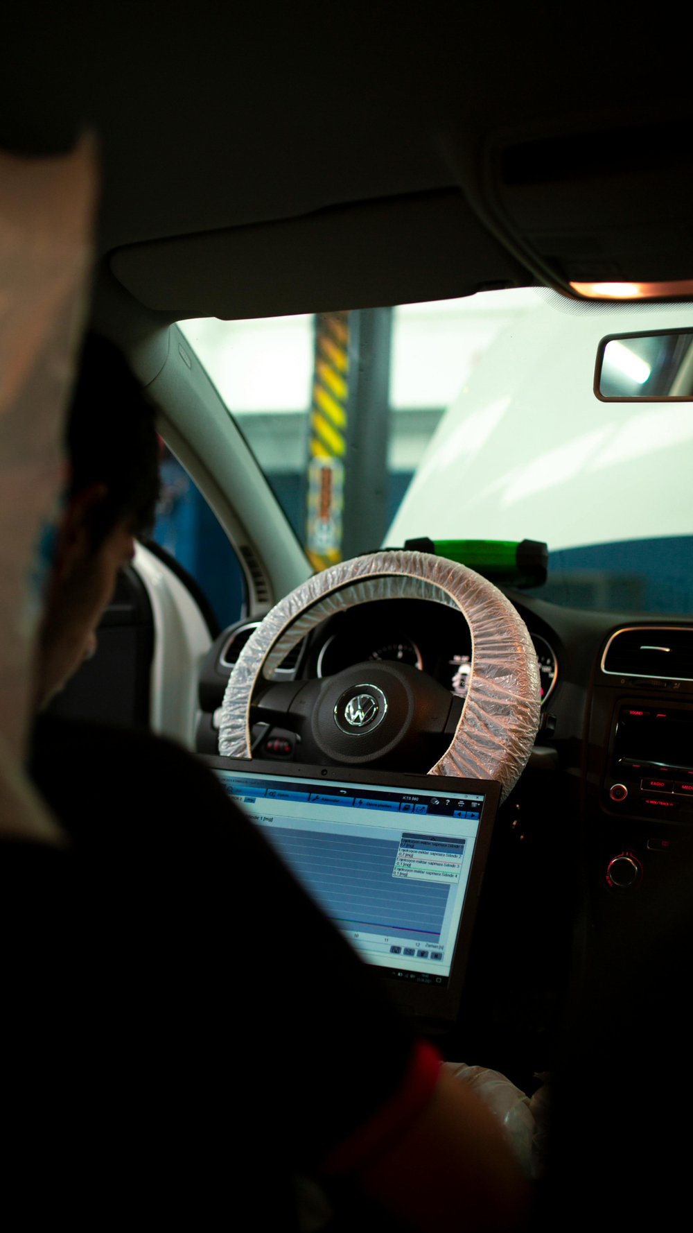 Diagnóstico eletrônico automotivo com scanner dentro do carro, identificando falhas ocultas no sistema antes da compra de veículo usado