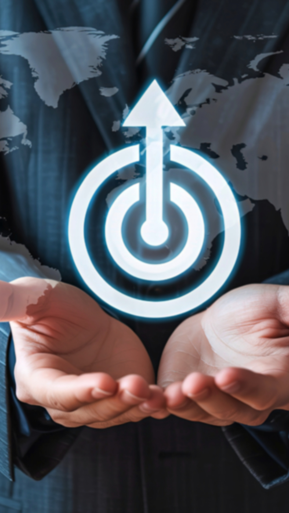 Mãos segurando símbolo de alvo com seta e mapa ao fundo, representando alcance de objetivos, estratégia global e precisão em metas no ambiente digital e de negócios