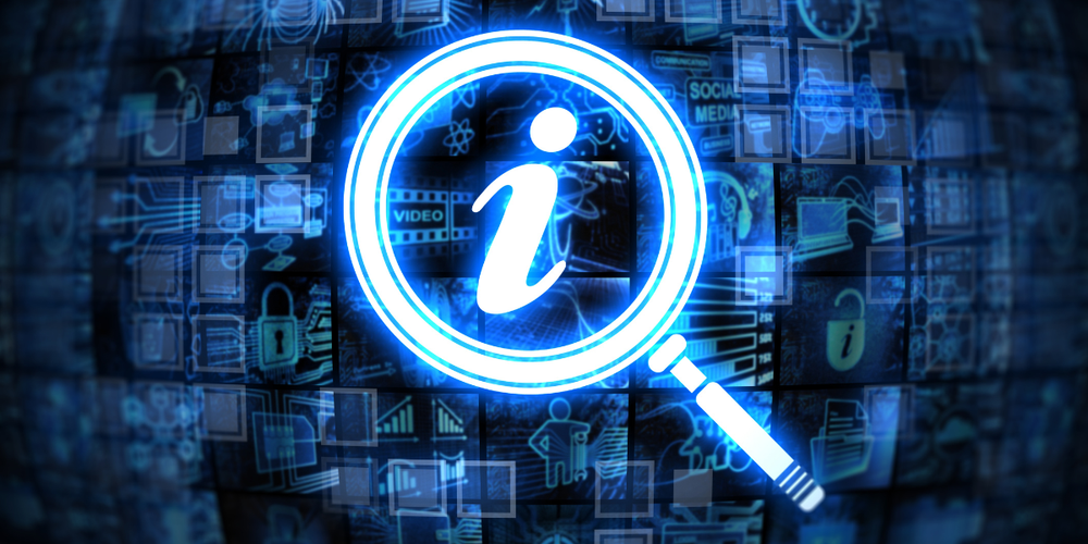Um ícone de lupa brilhante circulando a letra "i" de informação, sobreposto a um painel digital de alta tecnologia composto por diversas telas e ícones de dados, vídeos e mídias sociais.