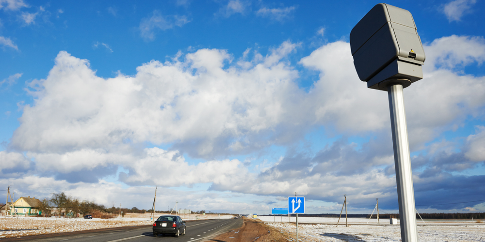 Radar de velocidade instalado em rodovia monitorando veículos em estrada para fiscalização de trânsito e controle de velocidade no Brasil
