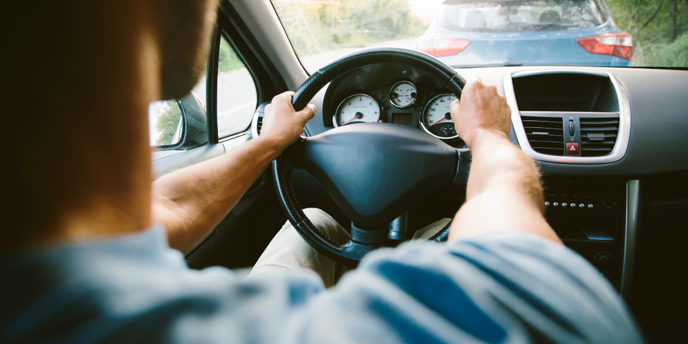 Homem dirigindo carro com atenção