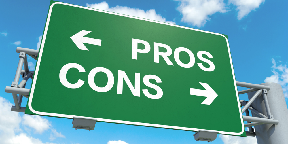 Placa verde com “pros” e “cons” indicando comparação de vantagens e desvantagens na compra de veículos com passagem por leilão para uma decisão mais segura