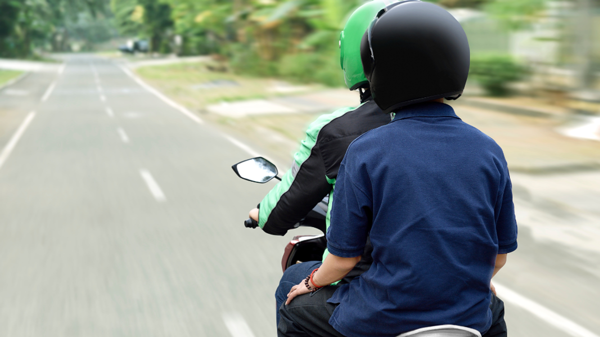 Posso carregar criança na moto? Saiba o que diz a lei e como fazer isso com segurança 