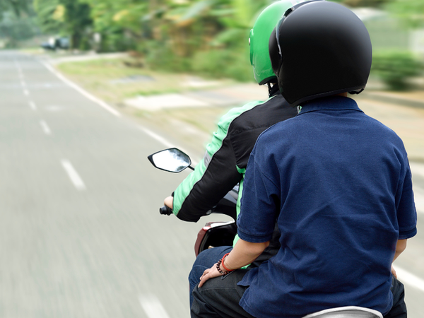 Posso carregar criança na moto? Saiba o que diz a lei e como fazer isso com segurança