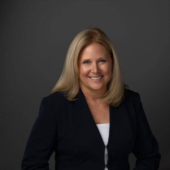 Leslie Beavers Headshot