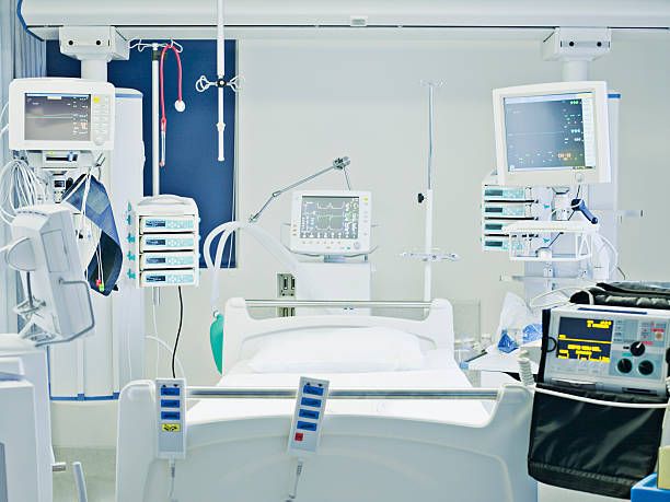 empty-hospital-bed-in-intensive-care-picture-id91156681