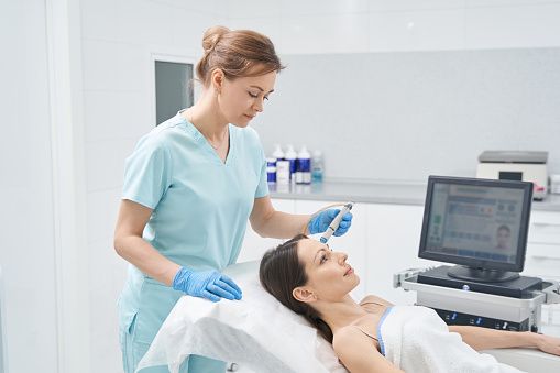 doctor-beautician-performing-hydrafacial-treatment-in-clinic-picture-id1397976410