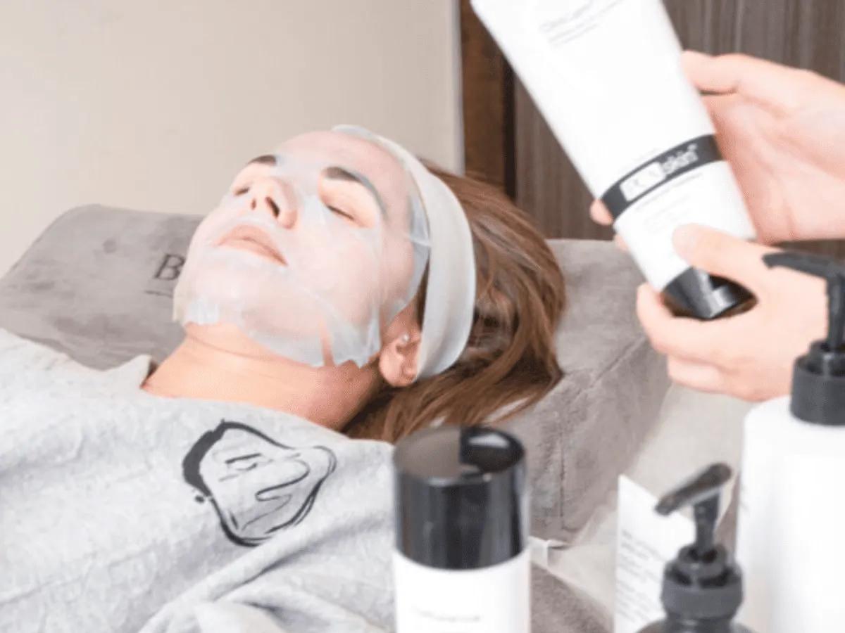Hydrogel mask soothing the skin after treatment